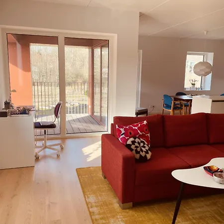 Unique Three Bedroom In The Of With Private Parking *